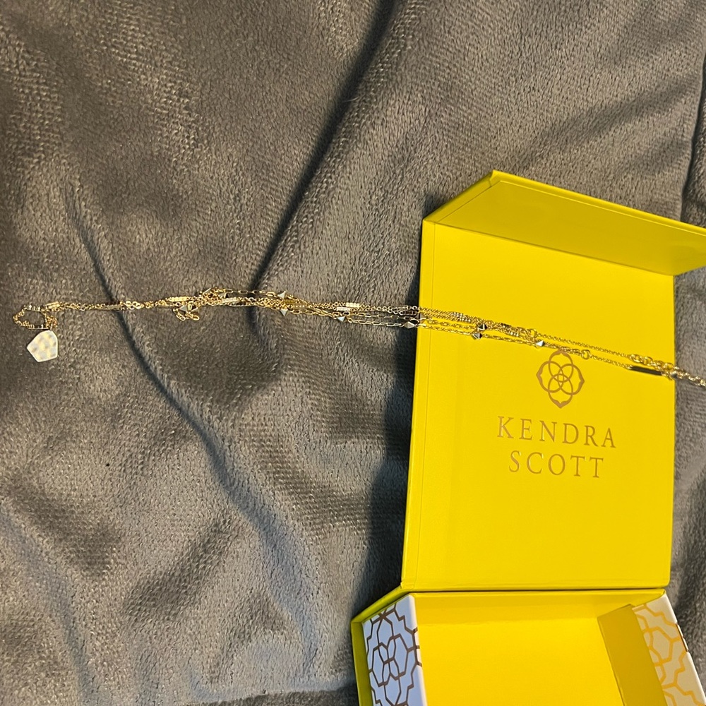 Kendra Scott necklace
